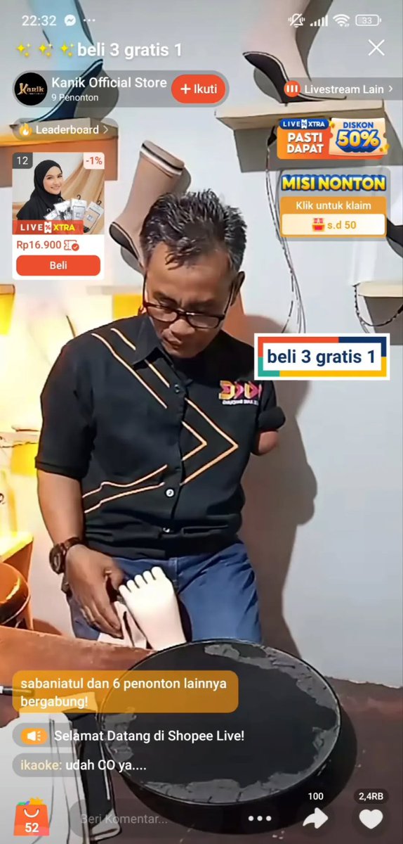 mymerizal's tweet photo. APA YANG PERTAMA KALI KALIAN LIHAT.?.
Keterbatasan fisiknya.?.
Iya benar.
Namun beliau menolak untuk mengasihani nasibnya sendiri.
Di sunyinya malam, saat kita lelap tidur, beliau masih berjuang di depan layar. Berjam-jam ngejelaskan dagangannya dengan tulus &amp; tanpa ngeluh. https://t.co/x1w58vUXkD