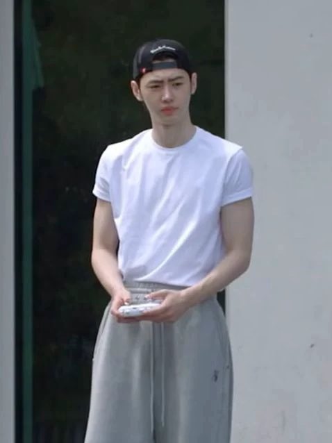 saintdepeau's tweet photo. spidey-hoon with grey pants? 🕷️🕸️ https://t.co/BBQfw4McVH
