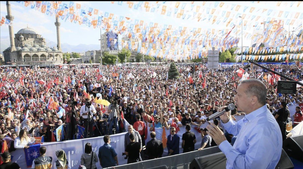 muratkk80300808's tweet photo. İşte, 6 Mayıs 2023’te Kayseri Cumhuriyet Meydanı’nda Cumhurbaşkanımız  @RTErdogan ’ın küçük esnafa yönelik “Prim ödeme gün sayısını SGK’lılarla eşitleyerek 7200 güne indiriyoruz.” sözünü verdiği meydan  .. 
Bu söz yerine getirilmedi 3 yıl geçti 4’cü yıla giriyoruz ..
@iletisim 
@isikhanvedat 
@Hayati_Yazici 
@akbasogluemin 
@avabdullahguler 
@memetsimsek 
#Bağkur #Prim #İhya #Çiftçi #Esnaf