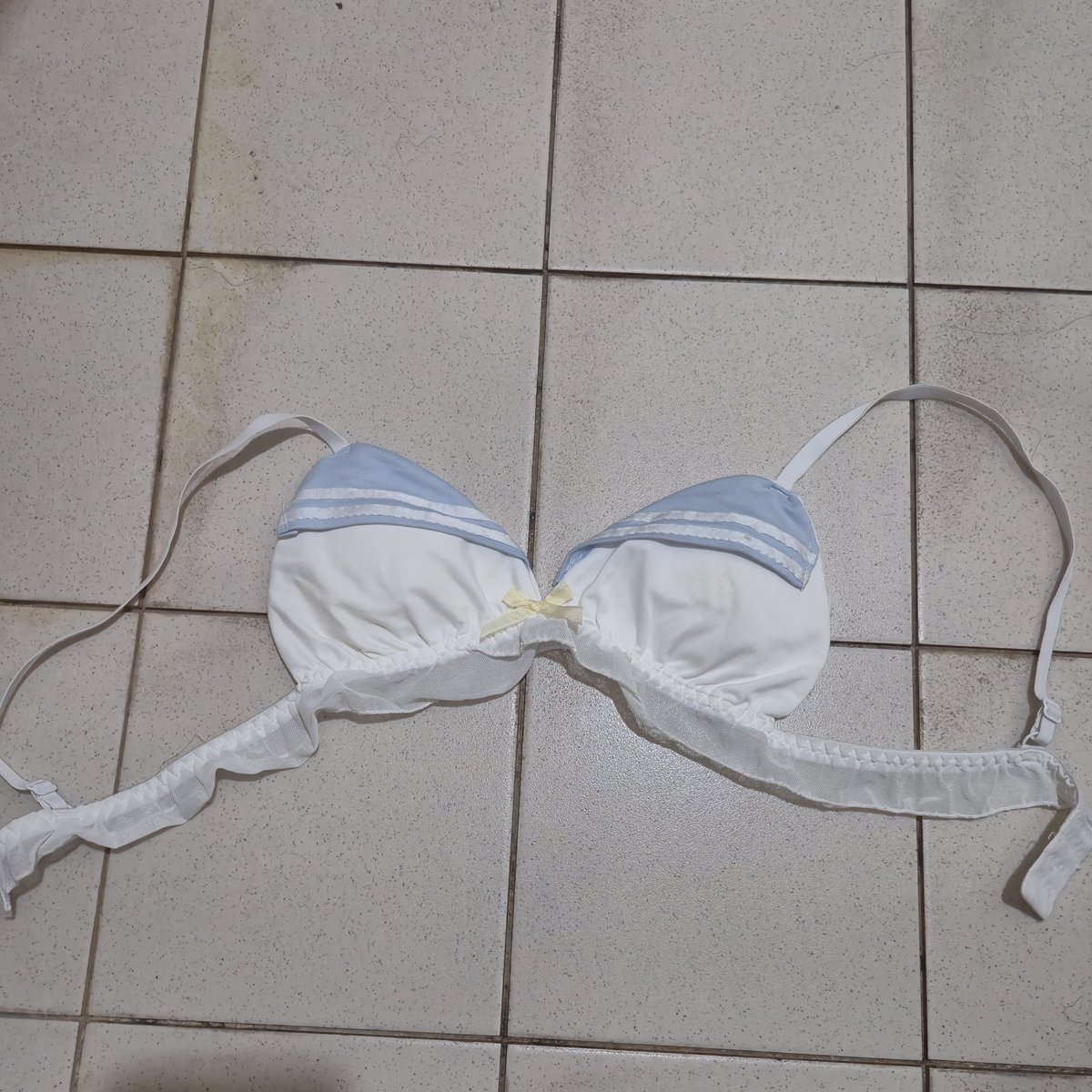 lu_cai95686's tweet photo. 久違的更新一下
這位子應該會有滿多同好喜歡的，反而我看不太到有什麼類似的影片，那麼我來滿足大家🤣，內衣塞胸墊的地方真的很好射，一下子全被胸墊吸收了。
留言區附上吸滿的樣子
#射內衣 #射奶罩 #戀物癖 https://t.co/gV5SQLwpll