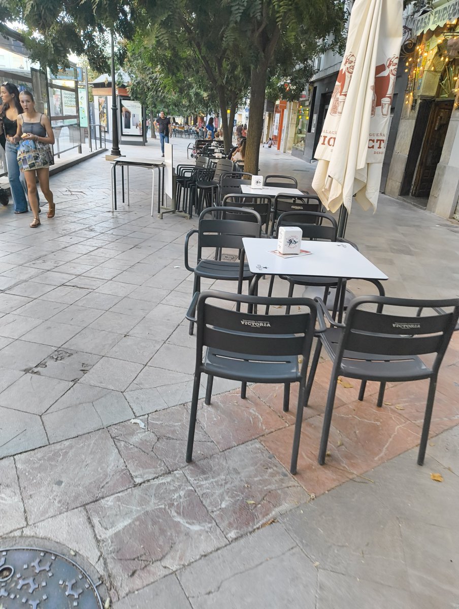CIBERCOCINA's tweet photo. @PoliciaGr @aytogr @jacobocalvo @SosGranada @AntonioPeaGar10 Y pasan loseses y estos siguen igual
@LaNocheenBlanc1 https://t.co/AcvxWK5SlE
