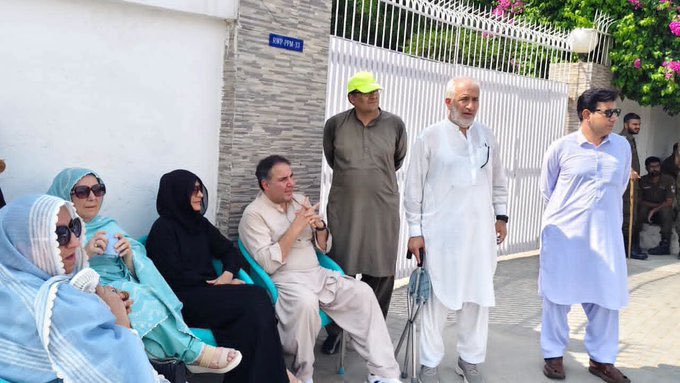 ahmad__bobak's tweet photo. 🚨اڈیالہ کے دروازے ایک مرتبہ پھر سے بند 

عمران خان کی بہنیں اڈیالہ جیل پہنچ گئیں لیکن ملاقات نہیں کروائی جا رہی https://t.co/Fb1zouidxn