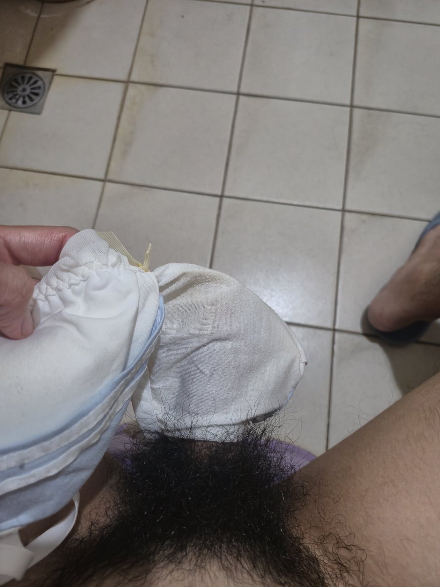 lu_cai95686's tweet photo. 久違的更新一下
這位子應該會有滿多同好喜歡的，反而我看不太到有什麼類似的影片，那麼我來滿足大家🤣，內衣塞胸墊的地方真的很好射，一下子全被胸墊吸收了。
留言區附上吸滿的樣子
#射內衣 #射奶罩 #戀物癖 https://t.co/gV5SQLwpll
