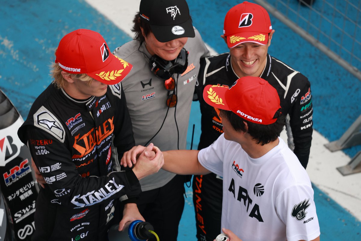 miura_svr's tweet photo. あまり興味のない人が見たら、シーズン中の１勝と見るかもしれないけれど、そこに至るまでのドラマがあるからこそ、勝利して涙を流す者、悔しくても素直に勝者を称える者の姿があります。

これがあるからモータースポーツ観戦は辞められない！

これからもお互い良きライバルであってほしい。 https://t.co/qLwVOApPWU