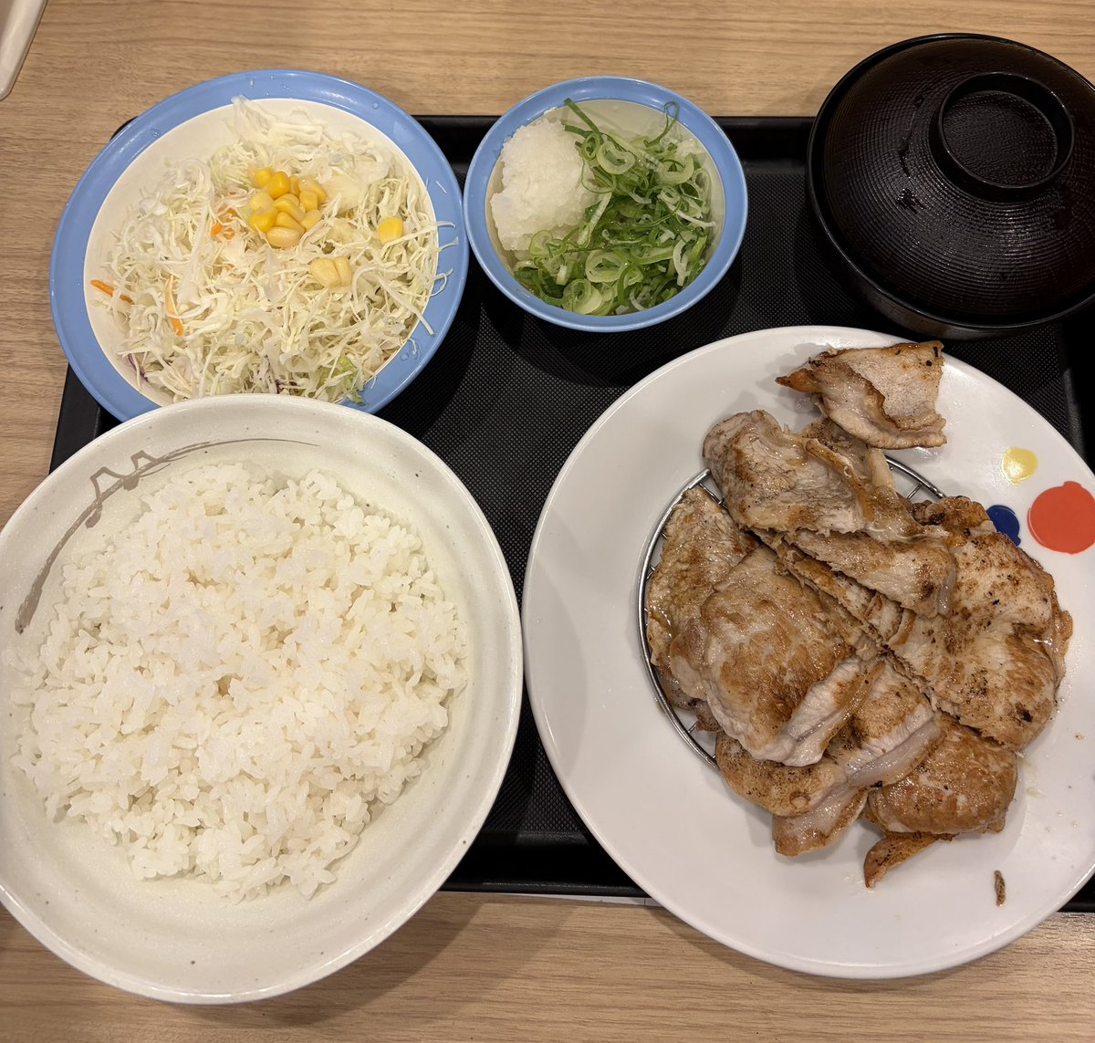 isto700's tweet photo. 今日は豚肉にしました🤗
松屋は独身の味方。 https://t.co/Zn0OhJysD6