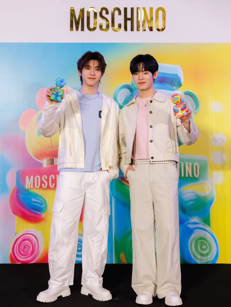 EverydaynewsTH's tweet photo. หอมแพ็คคู่ ส่งภาพความน่ารักของ "ตี๋ตี๋-ป๋อ" ในงาน "Moschino Toy 2 Gummy Yummy in Bangkok" เปิดตัวน้ำหอมคู่หูดูโอ 'Moschino Toy 2 Gummy Yummy' ณ One Bangkok 

GUMMY YUMMY WITH TTP
#teeteepor 
#twnpich #porsuppakarn
#TeeteePorxMoschinoFragrances
#MoschinoFragrances 
#MoschinoGummyYummyTH