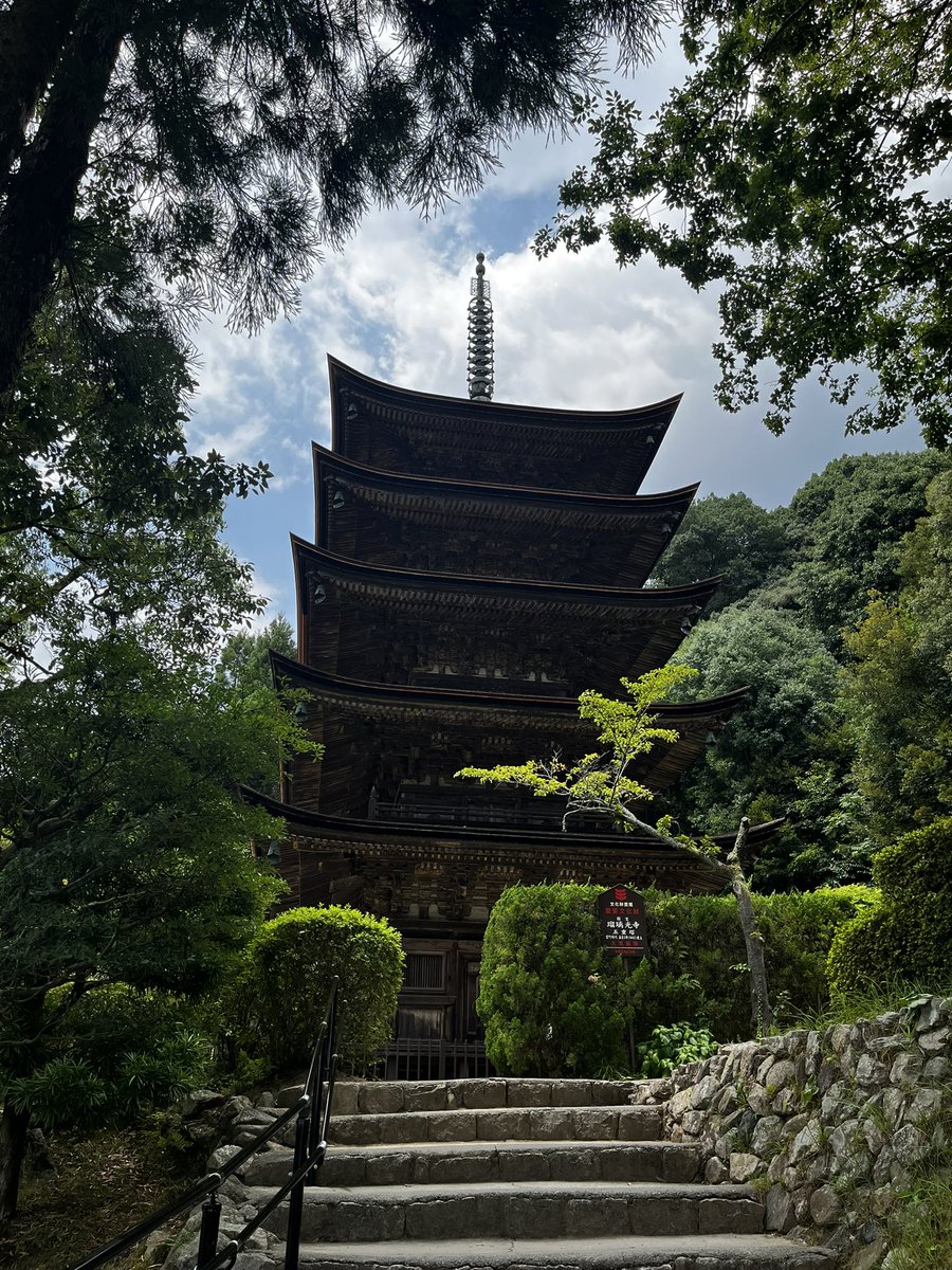 yuria_singer19's tweet photo. #瑠璃光寺 #五重塔 
凄いパワーでした。
見る角度、距離によって表情が変わる。
くっきり浮き出て見える。
絵が写真のようにも。 https://t.co/6GFFuvdCs0