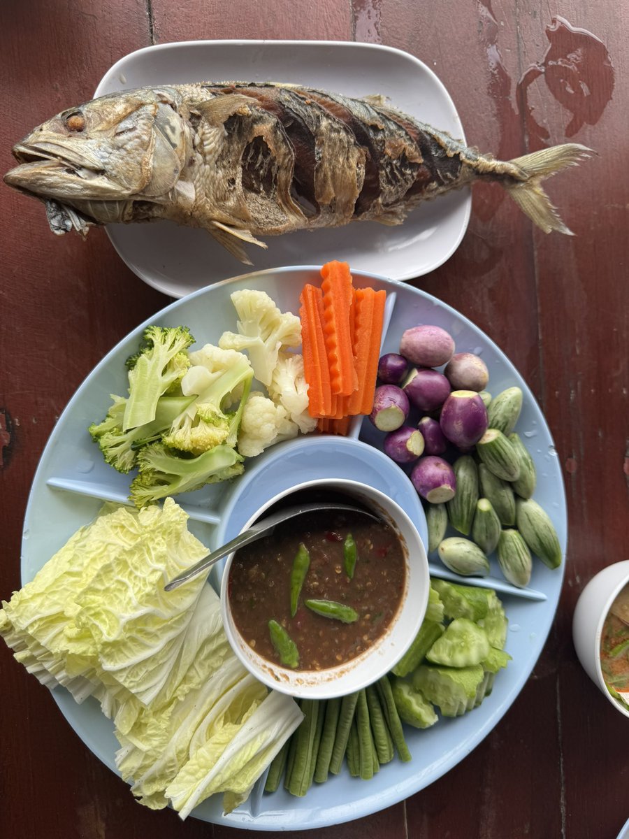 LucyMaster3's tweet photo. เพิ่งมีเวลาว่างลงซักที 😅

วันนี้ไปธุระที่ระยอง นัดกินข้าวกับเพื่อน ตอนแรกว่าจะไปร้านป้าแมว แต่วันนี้เค้าหยุด เลยไปอีกร้านนึง “บารมีหอย” เห็นในตต ยังไม่เคยลอง เลยไปตามรอยซะหน่อย

ผมสั่งโคตรทะเลกุ้งกระเทียมราดข้าว ที่เหลือเพื่อนสั่งต้มยำทะเล กับชุดน้ำพริกกะปิปลาทู

จานจริงๆไม่ใหญ่ แต่ว่าให้เยอะ โดยเฉพาะทะเลไม่กั๊ก สดใช้ได้เลย มีทั้งกุ้ง หมึก กั้ง รวมๆ 10 กว่าชิ้น 

รสชาติติดหวานไปนิด แต่รวมๆชอบอยู่ตรงปริมาณกับความสด ส่วนราคาแค่ 120.- เซอร์ไพรส์ราคามาก 👍👍

และก็น้ำพริกกะปิ รสจะออกเปรี้ยวโดดนิดนึง แต่ปลาทูทอดตัวใหญ่ ส่วนต้มยำรสจะแบบกลางๆ ทานง่าย แต่จะชอบแบบจัดๆมากกว่า

รวมมื้อนี้ทั้งหมดก็ 500.- ไปกันสองคน ราคาโอเคเลย คุณภาพดี 👍

ส่วนร้านเค้ามี 2 สาขานะ ให้เอารถไปจอดตรงลานจอดรถ (มีป้ายบอกทาง) แล้วจะมีซาเล้งมารอรับส่ง สามารถเลือกได้ว่าจะไปร้าน���ดิมที่ติดทะเล หรือร้านเปิดใหม่ที่อยู่ใกล้ๆ