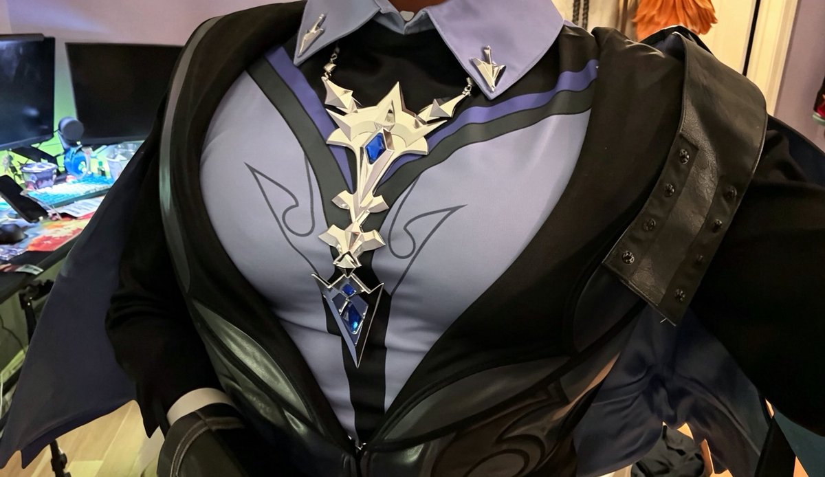 SupraVu4526's tweet photo. It’s been 2 months since I wore Flins cosplay but the shirts has been tightened my chest
#GenshinImpact #Flins https://t.co/GwbFd5G1q8