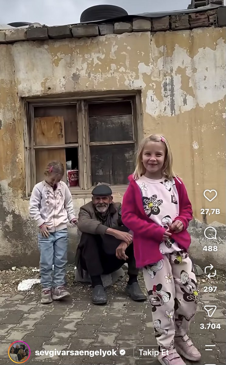 Alpjuan1's tweet photo. Dünden beri birçok sosyal medya hesabında “34 yıl sonra tüp bebek yöntemiyle çocuk sahibi olan çift, çocuklarıyla birlikte Anıtkabir'i gezdi.” diye bir haber dolaşıyor. Fotoğraflara bakınca insan ister istemez duygulanıyor. Hele ki nazarlardan ırak güzellikteki kızlarımızı görünce insan maşallah demeden geçemiyor 🧿 

Paylaşımların yorumlarına bakacak oldum, işin o tarafı apayrı bir tartışma konusu. Aslında yorumlar sosyal medyada dolaşan kitlenin ne kadarlık bir yüzdesinin ciddiye alınması gerektiğini de gözler önüne seriyor. “Bu çok eski bir haber!” diyen mi dersiniz, “La her Ai haberi de gerçek sanmayın… (aq, aw gibi cinsel içerikli küfür kısaltmasıyla bitirilmiş tipik yurdum argo lügatı)” yani o denli eminler yapay zeka olduğuna beynini formatladıklarımın embesilleri. 

O kadar ama o kadar tembeller ki; ya bu haber neymiş? nasıl ortaya çıkmış? gerçek mi? Nasıl Anıtkabir’e gelmişler? Gerçeklerse kim bu insanlar? Maddi durumları nasıl? vs. En ufak bir araştırma gereği duymadan saçma sapan yorum yapmayı bir şey yapıyorum zanneden terliksiler. 

Haber doğru fakat eksik. Yapılan ve harcanan emeğe saygı duyduğumdan ben de detayına pek girmeyeceğim. Girmeyeceğim çünkü bu güzel insanları, iki eşsiz güzellikteki kızlarımız Tekbir Gül ve Havva Gül’ü daha yakından tanımak isteyenleri ve onları dünyaya getiren ailenin durumunu görmek isteyenleri haberin ortaya çıkmasına sebep olan, kızlarımızın ve ailenin Anıtkabir hayaline kavuşturan, kızlarımızın doğum gününü kutlayan Zeynep öğretmenin sayfasına yönlendirmek istiyorum.

Instagram’da @sevgivarsaengelyok sayfasını ziyaret ederek hem hikayenin aslını hem de daha birçok alkışlanısı hikayeyi görebilir ve oradaki güzel insanlara yardımda bulunabilirsiniz.

Elinize, emeğinize, yüreğinize sağlık Zeynep öğretmen. 
İyi ki sizler gibi İNSANLAR hâlâ varlar💫