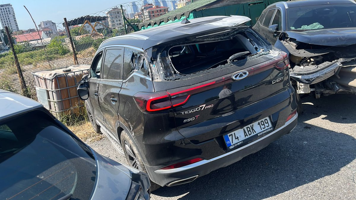 tuketicideney's tweet photo. Chery Bostancıoğlu Yetkili Servisi’ne sunroof sesi için bırakılan hasarsız araç, test sürüşünde pert oldu; Chery Türkiye 35 gündür yazılı çözüm sunmuyor.

♦️Takipçi şikâyeti:

“1 Temmuz 2026’da, 2024 model ve yaklaşık 26.000 km’deki hasarsız aracımızı sunroof ses problemi nedeniyle Chery Bostancıoğlu Yetkili Servisi’ne teslim ettik.

Yaklaşık 1 saat sonra, aracımızın test sürüşü sırasında kazaya karıştığını öğrendik.

Araç sağ arka tarafından darbe aldı, devrildi ve ağır hasar gördü.

Öncelikle aracı kullanan servis personelinin sağlık durumunu sorduk; iyi olduğunu öğrendik.

Karşı tarafın yüzde 100 kusurlu olduğu söylendi ancak biz aracımızı servise sağlam teslim etmiştik.

İlk günden itibaren kazasız bir muadil araç verilmesini ya da aracın kaza öncesi piyasa değeri üzerinden satın alınmasını talep ettik.

Başlangıçta onarım süreci için imzalatılan formu, duruma itiraz ederek ertesi gün e-posta yoluyla iptal ettirdik.

Araç daha sonra pert sayıldı.

Hemen ikame araç talep ettik.

Önce 12.000 TL, ardından 7.000 TL depozito istendi.

Kusurumuz olmayan bir olay nedeniyle depozito ödemeyi kabul etmedik.

Kazadan 8 gün sonra, 9 Temmuz’da üst yönetim kararıyla depozitosuz ikame araç verildi.

Chery Türkiye’de birden fazla şikâyet kaydı açtık.

Konunun üst yönetime iletileceği, hassasiyetle takip edileceği ve düzenli bilgi verileceği söylendi.

Buna rağmen bilgi almak için çoğu kez bizim aramamız gerekti; tarafımıza somut bir çözüm teklifi sunulmadı.

Süreç boyunca Chery Türkiye bizi yetkili servise, yetkili servis ise Chery Türkiye’ye yönlendirdi.

İki taraf da diğerinden çözüm beklerken biz ortada kaldık.

Chery China ve Chery International’a da ulaştık; Türkiye ekibinin makul bir çözüm sunacağı bildirildi.

Araç devrilmesine rağmen bazı güvenlik sistemlerinin devreye girip girmediği konusunda teknik inceleme talep ettik.

Bize yalnızca sistemde ‘sorun görülmedi, açılmaması normal’ değerlendirmesi olduğu söylendi.

Ancak yazılı teknik rapor, gerekçe ya da sensör verisi paylaşılmadı.

Fotoğraflarda sürücü koltuğunda görülen beyaz parça airbag değil, servis tarafından koltuğa geçirilen koruyucu kılıftır.

Güvenlik sistemleriyle ilgili soru işaretlerimiz bulunsa da asıl mesele bu değil.

Hasarsız aracımız test sürüşünde pert oldu ve hâlâ kalıcı bir çözüm üretilmedi.

Araç pert sayıldıktan sonra yetkili servis, yaklaşık 600.000 TL ek ödeme yaparak sıfır araç alabileceğimizi söyledi.

Kazada hiçbir kusurumuz yokken yeniden araç sahibi olabilmek için böyle bir ödeme yapmayı adil bulmadığımızdan bu teklifi kabul etmedik.

Değer artışı ya da haksız kazanç istemiyoruz.

Talebimiz, kaza öncesindeki maddi durumumuza mümkün olduğunca geri dönmemizi sağlayacak adil bir çözüm sunulmasıdır.

Kazasız muadil araç verilmesini ya da aracın kaza öncesi piyasa değeri üzerinden satın alınmasını istiyoruz.

Kazanın üzerinden 35 gün geçti.

İkame araç elimizde ancak pert olan kendi aracımız için Chery Türkiye’den hâlâ yazılı, net ve uygulanabilir bir teklif yok.

Süreci öğrenebilmek için sürekli bizim iletişime geçmemiz gerekiyor.

Amacımız bir markayı karalamak değil; yaşadığımız mağduriyetin adil biçimde giderilmesini istiyoruz.

Önceliğimiz hâlâ çözümün Chery bünyesinde bulunması.

Ancak çözüm sunulmaması hâlinde hukuki ve bağımsız teknik inceleme seçeneklerimizi değerlendireceğiz.”