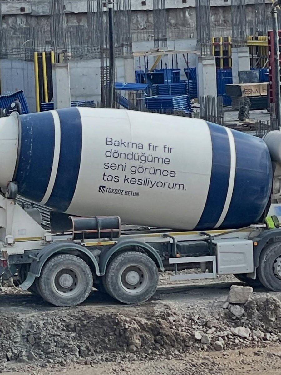 bayrakmedya's tweet photo. Bir beton firmasının araçlarının üzerinde yazan yazılar: https://t.co/fLOqFKa5UG