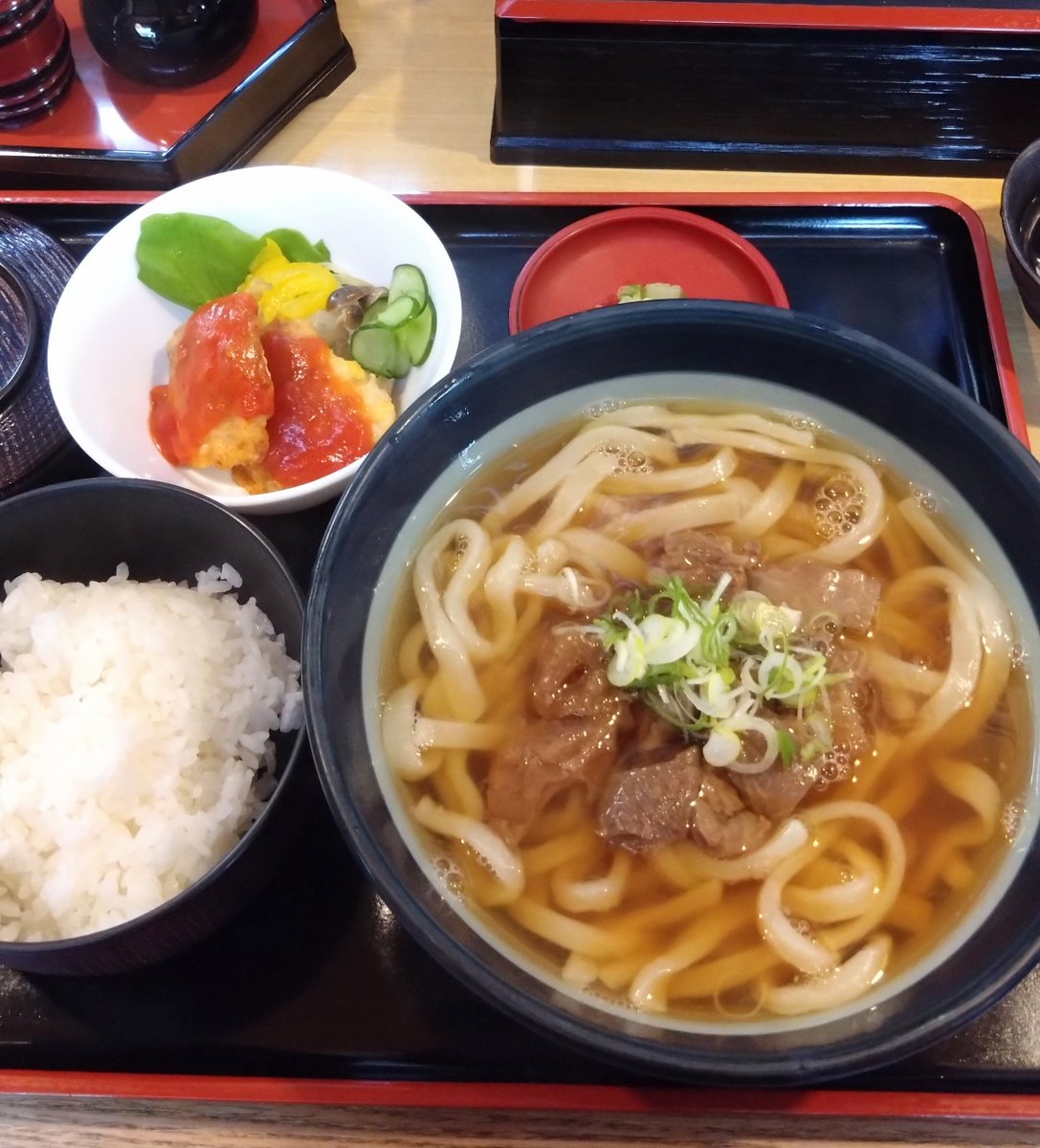 kaze0123's tweet photo. 手打どん平　白山市博労

🍜牛すじうどん+日替わり定食

地元の常連さんで賑わう繁盛店✴️
牛すじはトロトロ麺はモチモチ出汁はかつおがしっかり効いてて美味しい⤴️
麺類に+450円でごはん、おかず、漬物が付いた定食でいただきました😋 https://t.co/bCSJcevX2T