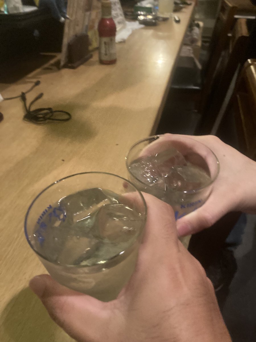 orangefumi's tweet photo. お久しぶりのみっちゃんと新人さんの女の子とカンパーイ（みっちゃんグラス引いちゃったから2ショット風w）
#ららみつ https://t.co/OysYspCxT9