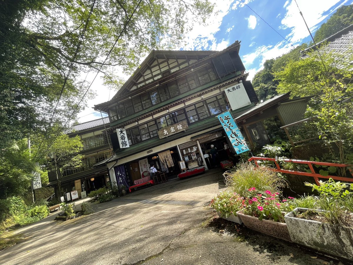 5ae_jzy's tweet photo. ゆうぞーさん金龍きてる🥺
わたしは上の方が建物風情があって好き☺️ https://t.co/OTmkfwMWai