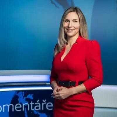 j_fajk's tweet photo. "Já prostě nebudu státní redaktorka – pro tuhle vládu, ani pro žádnou další. Kdo doteď nechápe rozdíl mezi státním a veřejnoprávním, měl by si doplnit základní vzdělání,“ řekla a dala výpověď.
Moderátorka a redaktorka Nina Ortová. https://t.co/5F1VHk0mle