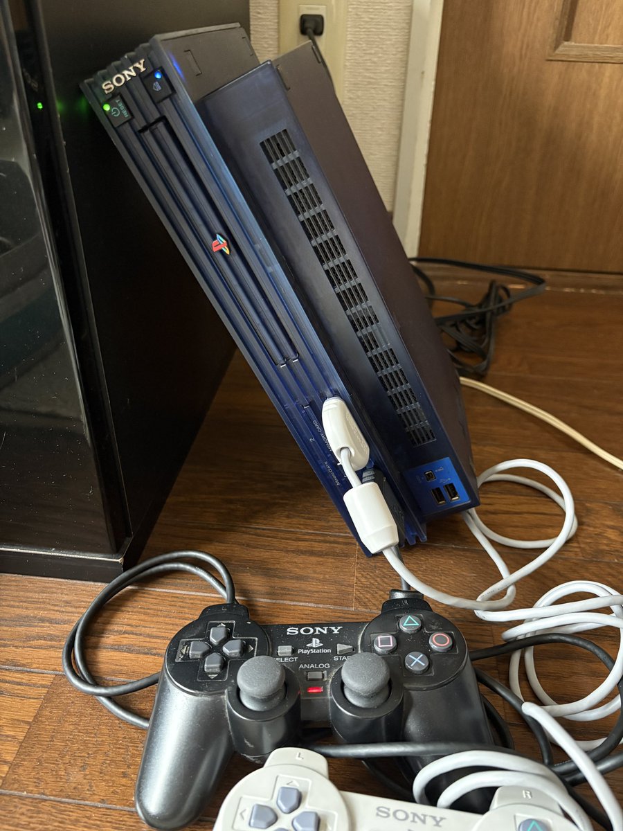 Nightmaregameb's tweet photo. 我が家のPS2本体
やっぱりこの角度でしか動きません😇

#レトロゲーム https://t.co/eD0gNoulYE