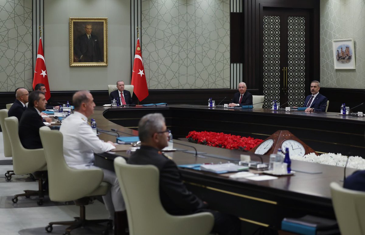 Akparti's tweet photo. Cumhurbaşkanımız Sayın Recep Tayyip Erdoğan, Yüksek Askeri Şura Toplantısı'na başkanlık etti. https://t.co/QVJi7LfOhA