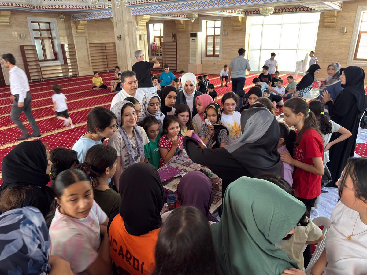 akparti_esnydk's tweet photo. Nene Hatun Camii’nde düzenlenen Ebru Sanatı programı; İl Başkan Yardımcımız Helin Görgül, Belediye Başkan Yardımcımız Hüseyin Cerahoğlu ve İlçe Başkan Yardımcımız Yahya Bekmez’in iştirakiyle gerçekleştirildi.

Medeniyetimizin zarafetini yansıtan geleneksel sanatlarımızın yaşatılmasına katkı sunan bu anlamlı programda emeği geçen herkesi tebrik ediyor, çalışmalarında muvaffakiyetler diliyoruz. @bekmez_02 
@hecerrahoglu 
@HGorgul