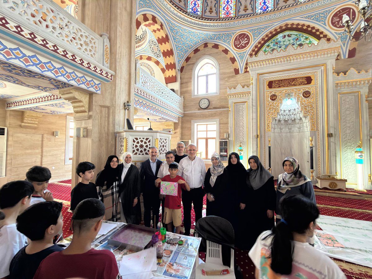 akparti_esnydk's tweet photo. Nene Hatun Camii’nde düzenlenen Ebru Sanatı programı; İl Başkan Yardımcımız Helin Görgül, Belediye Başkan Yardımcımız Hüseyin Cerahoğlu ve İlçe Başkan Yardımcımız Yahya Bekmez’in iştirakiyle gerçekleştirildi.

Medeniyetimizin zarafetini yansıtan geleneksel sanatlarımızın yaşatılmasına katkı sunan bu anlamlı programda emeği geçen herkesi tebrik ediyor, çalışmalarında muvaffakiyetler diliyoruz. @bekmez_02 
@hecerrahoglu 
@HGorgul