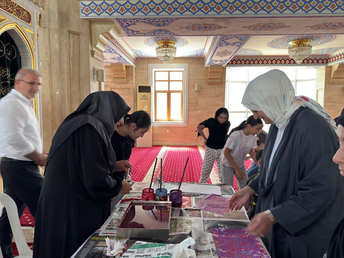 akparti_esnydk's tweet photo. Nene Hatun Camii’nde düzenlenen Ebru Sanatı programı; İl Başkan Yardımcımız Helin Görgül, Belediye Başkan Yardımcımız Hüseyin Cerahoğlu ve İlçe Başkan Yardımcımız Yahya Bekmez’in iştirakiyle gerçekleştirildi.

Medeniyetimizin zarafetini yansıtan geleneksel sanatlarımızın yaşatılmasına katkı sunan bu anlamlı programda emeği geçen herkesi tebrik ediyor, çalışmalarında muvaffakiyetler diliyoruz. @bekmez_02 
@hecerrahoglu 
@HGorgul