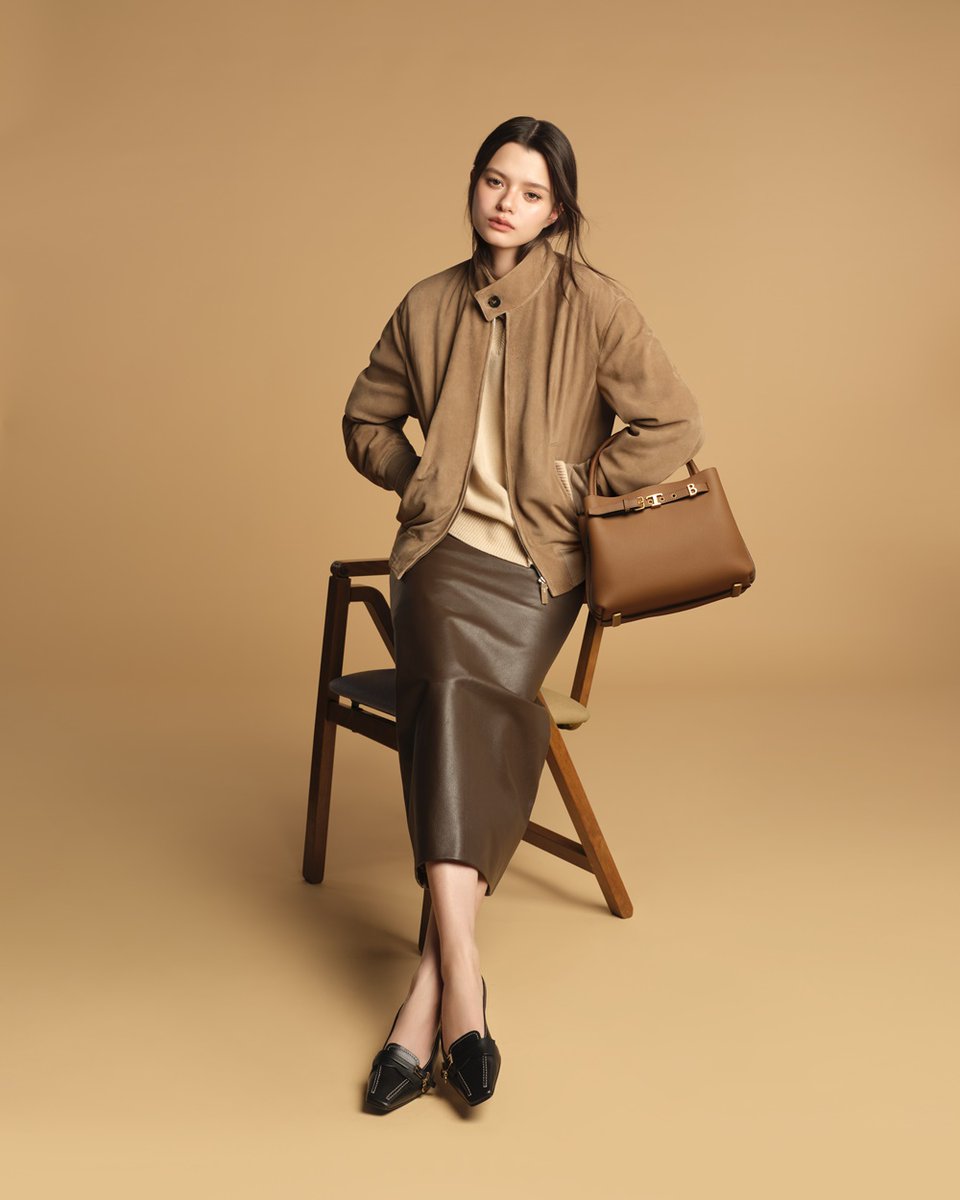fourteenchannel's tweet photo. TOD’S แต่งตั้ง รีเบคก้า แพทรีเซีย อาร์มสตรอง เป็น BRAND AMBASSADOR

แบรนด์ลักชัวรีสัญชาติอิตาลี มีความยินดีที่จะประกาศแต่งตั้ง รีเบคก้า แพทรีเซีย อาร์มสตรอง ในฐานะ Brand Ambassador คนล่าสุด

รีเบคก้า แพทรีเซีย อาร์มสตรอง นักแสดง นักร้อง และนางแบบลูกครึ่งไทย - อังกฤษ ซึ่งเป็นที่รู้จักในนาม เบ็คกี้ อาร์มสตรอง ได้สร้างชื่อเสียงอย่างโดดเด่นในระดับนานาชาติ ทั้งในวงการบันเทิงและอุตสาหกรรมแฟชั่น ด้วยสไตล์ที่ทันสมัย ความมั่นใจ และเอกลักษณ์เฉพาะตัว เบ็คกี้จึงเป็นตัวแทนของคนรุ่นใหม่ที่เปี่ยมด้วยความสามารถ และได้รับการยอมรับอย่างกว้างขวางทั้งในเอเชียและระดับโลก

Tod’s ยึดมั่นในรากฐานแห่งงานฝีมืออิตาลี คุณภาพอันเป็นเลิศ และความสง่างามเหนือกาลเวลาในฐานะตัวแทนของไลฟ์สไตล์อย่างแท้จริง ผ่านความร่วมมือครั้งใหม่นี้ Tod's ตอกย้ำวิสัยทัศน์อันร่วมสมัยและมรดกอันเป็นเอกลักษณ์ของแบรนด์ไปพร้อมกับเบ็คกี้ อาร์มสตรอง ผู้ซึ่งมีความสามารถอันหลากหลาย ความสง่างามอย่างเป็นธรรมชาติ และสไตล์อันประณีต ซึ่งสะท้อนคุณค่าของ Tod’s ได้อย่างสมบูรณ์แบบ

เบ็คกี้จะปรากฏตัวอย่างเป็นทางการครั้งแรกในฐานะ Brand Ambassador ของ Tod’s ณ Milan Fashion Week ที่จะจัดขึ้นในวันที่ 25 กันยายน ค.ศ. 2026 การแต่งตั้งครั้งนี้ถือเป็นจุดเริ่มต้นของความร่วมมือครั้งสำคัญ ซึ่งผสานพลังอันโดดเด่นและมีชีวิตชีวาของเบ็คกี้ควบคู่ไปกับไลฟ์สไตล์แบบอิตาลีอันเป็นเอกลักษณ์และความสง่างามร่วมสมัยของ Tod's

เบ็คกี้ได้เผยความรู้สึกของเธอในครั้งนี้ว่า “ขอบคุณสำหรับโอกาสสุดพิเศษนี้ รู้สึกมีความสุขอย่างยิ่งที่ได้เป็นส่วนหนึ่งของครอบครัว Tod’s และพร้อมสำหรับการเดินทางร่วมกันต่อจากนี้ค่ะ เบ็คกี้ชื่นชมผลงานของ Tod’s มาโดยตลอด ด้วยงานฝีมืออันประณีตที่ผสานเข้ากับความเรียบง่ายและสามารถสวมใส่ได้ในทุกวัน ความหรูหราอย่างเป็นธรรมชาตินี้คือสิ่งที่ทำให้ Tod's เป็นแบรนด์ที่พิเศษสำหรับเบ็คกี้ และเบ็คกี้รู้สึกตื่นเต้นเป็นอย่างมากกับการเริ่มต้นบทใหม่ร่วมกับ Tod's ค่ะ”

https://t.co/REBpaAyVi0
#Tods @tods #beckysangels‌