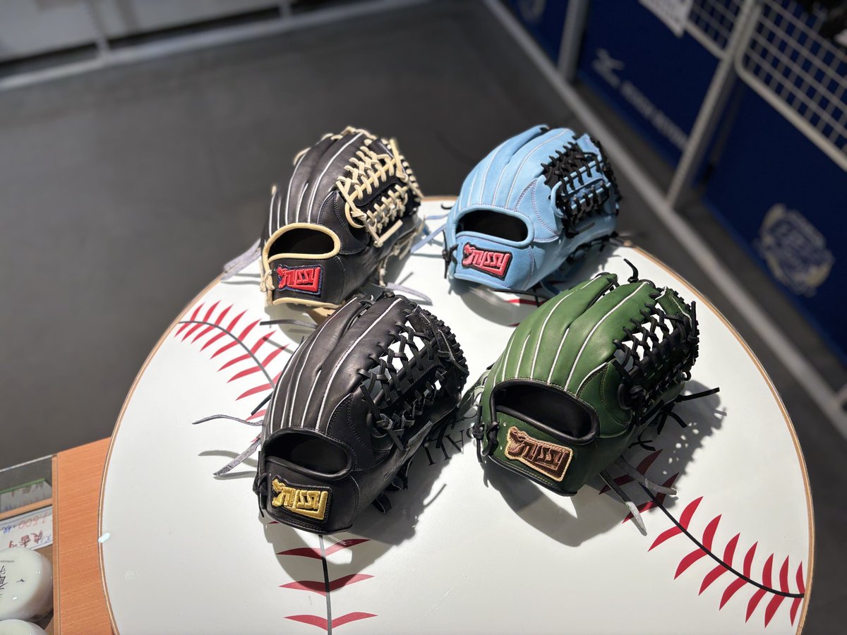 _baseballselect's tweet photo. #タイシークラフト 店舗別注品一般用軟式グラブ入荷！

TYS-10の基本型をベースにしたオールラウンド用でどのポジションでも使用可能です。

カラー：ブラック×ブラック紐
　　　　　ブラック×キャメル紐
　　　　　濃グリーン×ブラック紐
　　　　　スカイブルー×ブラック紐

全て湯もみ型付け済み！ https://t.co/ESU242lllz