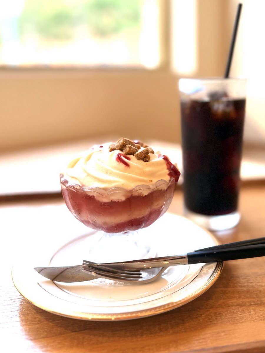 mirukamakura's tweet photo. 桃🍑はお好きですか？
白桃プティパルフェ1350円
甘くない桃コンポートに
フロマージュブランと桃のエスプーマを

美味しゅうございました😋
こちら混み合わずゆっくり出来ます

@yukinoshita_kamakura 
鎌倉市小町2-12-25
0467(53)9692
10時から18時
#桃パフェ https://t.co/cXg2fKNyzI