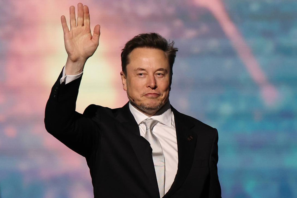 traumatogeek's tweet photo. Musk dice que no estudies Medicina. Que los robots te van a quitar el trabajo.

En 1770, un húngaro llamado Wolfgang von Kempelen presentó una máquina que jugaba al ajedrez. Un maniquí con turbante que se sentaba en un mueble de madera. Abrías las puertas y veías engranajes. Europa entera perdió la cabeza.

Aquel cacharro ganó a Benjamin Franklin, a Napoleón, en plena campaña de Wagram. Hasta Charles Babbage, el padre de la computación, jugó contra él… y perdió.

Dentro había un señor. Un ajedrecista escondido, con palancas. Los cajones no llegaban al fondo, la profundidad se fingía con espejos. La gente aplaudía la magia mientras un tío sudaba dentro. Setenta años de espectáculo. Hasta que ardió en un museo de Filadelfia.

Este enero, Elon Musk dijo en un podcast que no estudies Medicina. Textualmente: pointless. Que en tres años habrá más robots Optimus operando que cirujanos humanos sobre la Tierra.

Y yo, que me gano la vida con las manos dentro de la gente, te cuento: el robot Da Vinci de los telediarios no opera solo. Hay un cirujano, sentado, moviendo los mandos. Es el Turco con mejor departamento de marketing.

El robot STAR de Johns Hopkins cosió intestinos de cerdo en 2022 mejor que un cirujano, publicado en Science Robotics. ¡Ojo! Con letra pequeña: el humano le exponía el tejido y le aprobaba el plan.

Porque operar no consiste en coser bonito. Consiste en decidir qué haces cuando abres y no se parece a la resonancia, o si sangra donde no toca, el hueso está podrido, y cambias de plan en once segundos, con la familia esperando fuera.

Cuidado con quien te enseña los engranajes y no te deja mirar dentro del cajón.

#LaTraumatologaGeek