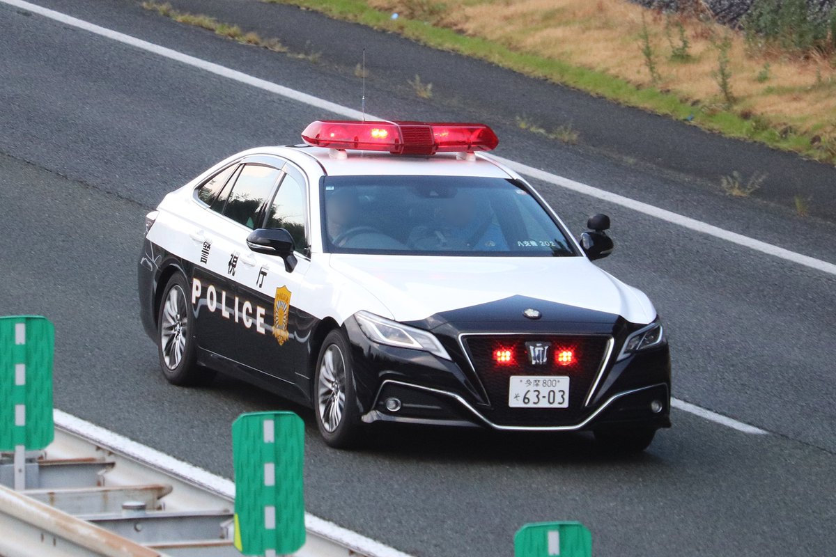 kitakyu_pc's tweet photo. 熊本を目指して九州道を行く、警視庁広域緊急援助隊 交通部隊。
交通機動隊や高速道路交通警察隊等で構成された部隊で、明日から被災地での交通整理などを担当する模様。
遠路遙々ご苦労様です。
酷暑の中での任務ですが頑張ってください✊ https://t.co/SkmN1Rzo3W