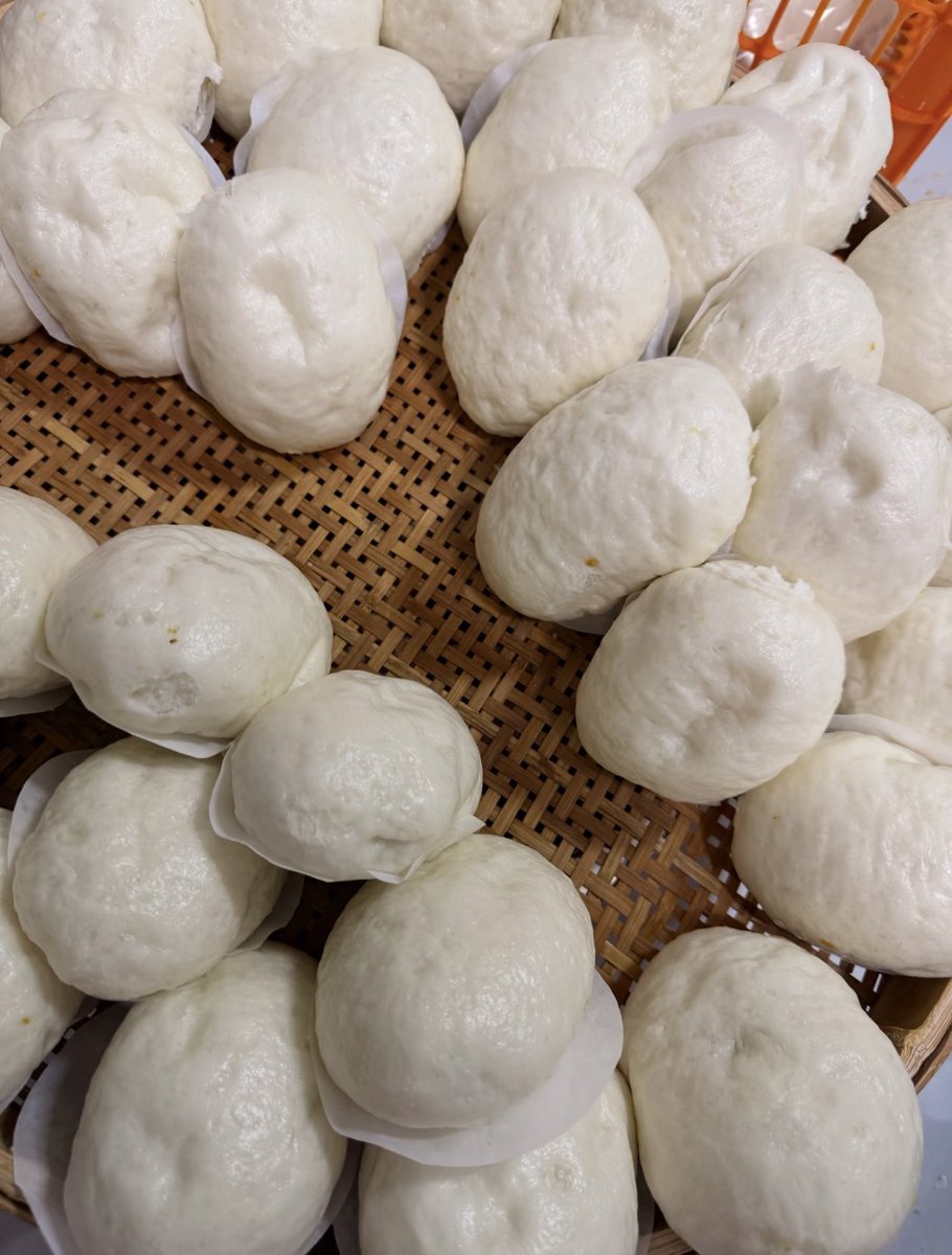 FuqingChina's tweet photo. Have you ever tasted #Fuqing's famous #sweet #potato bun? 🍠

Its filling is made by steaming sun-dried sweet potato slices, mashing them into a silky paste, and blending them with sugar—sometimes with a hint of brown sugar for a richer flavor.
(Photo Credit: Yoyo手作) https://t.co/kftnfvIkBF