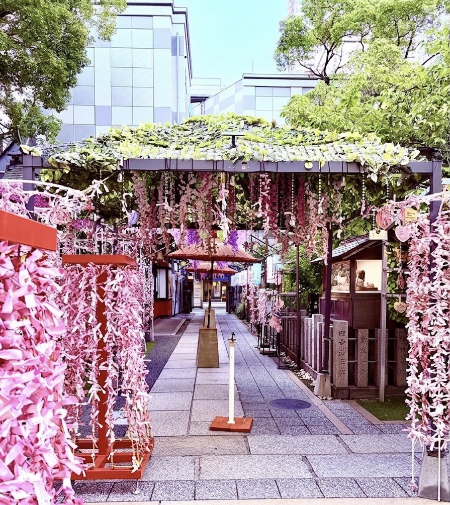 happapa42's tweet photo. 大阪北区の露天神社⛩️
急遽立ち寄ったため御朱印は書き置きでいただきました🙌
夏詣　花火の御朱印です
来るたびに少しずつ景色が変わっててオシャレです✨
#露天神社
#御朱印 https://t.co/8VFLFQGsmi