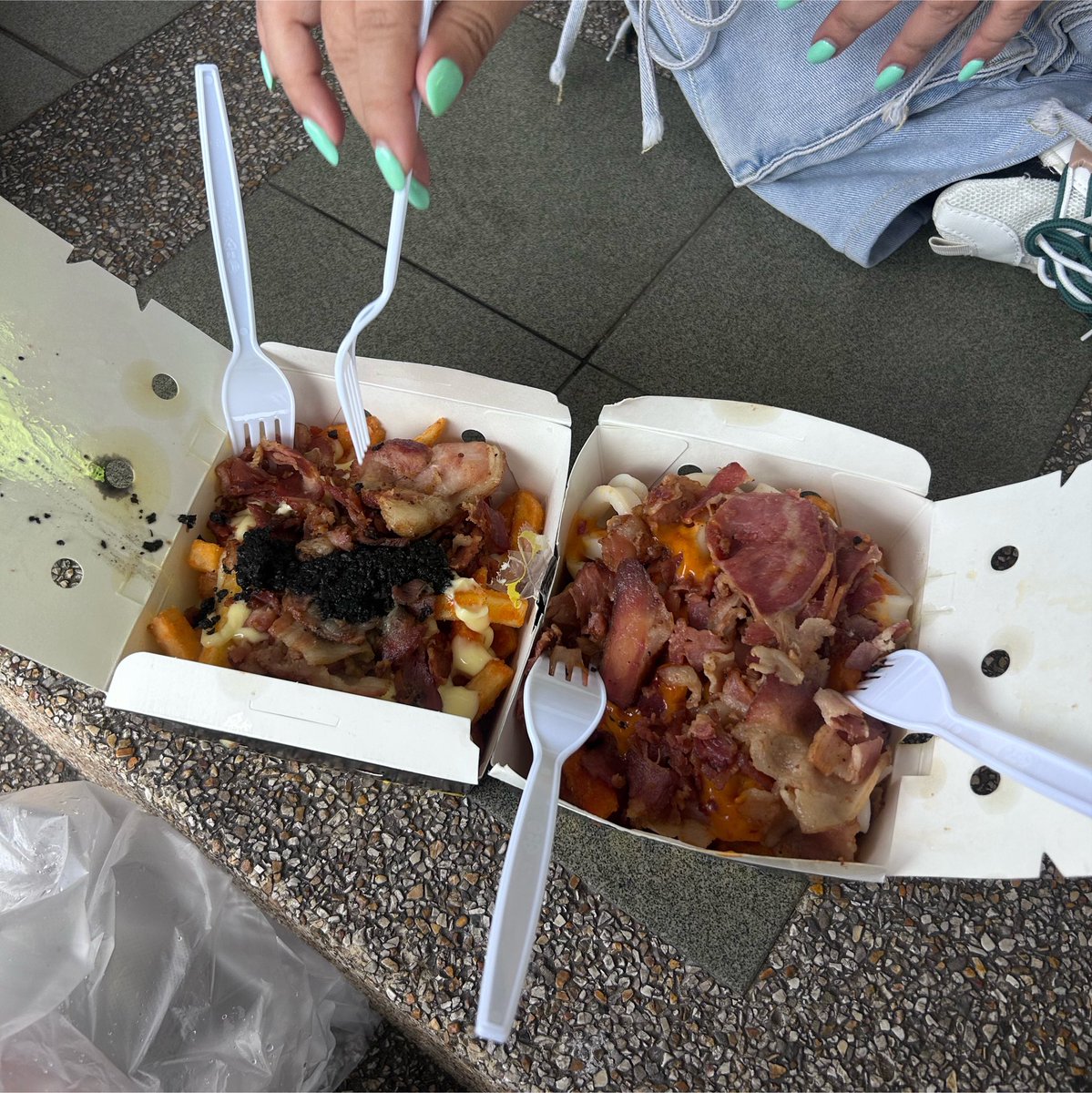powderlee27's tweet photo. ส่วนจั้นไปกินอ้วนทอดอยู่ 5555 ครสคือห้ะ แสดงไปตอนไหน555 ได้อย่างเสียอย่างมาก😭555 https://t.co/seSLqYSnxh