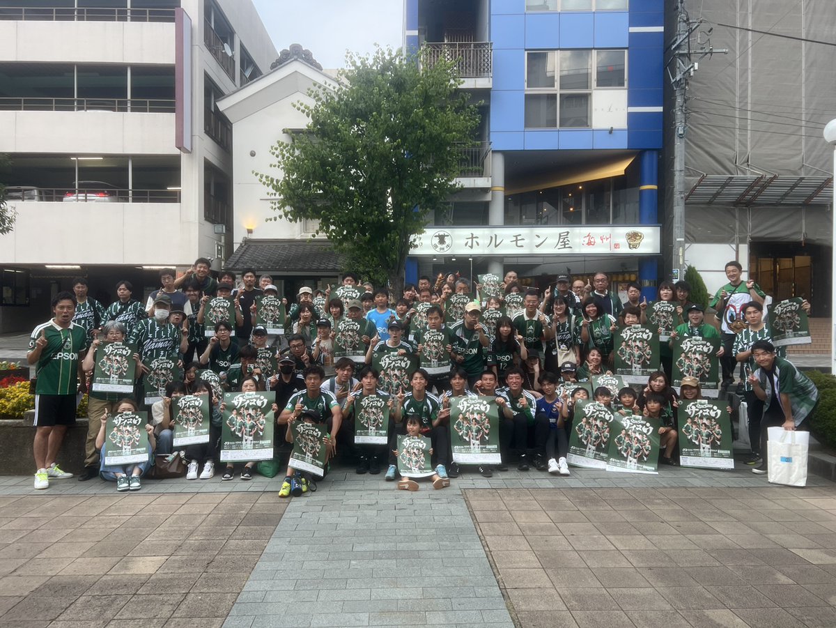 yamagafc's tweet photo. 🟢「新シーズン開幕！緑化大作戦」を実施しました🟢

総勢90名の皆さまにご参加いただき、松本駅前市街地で新シーズンのポスター掲出を呼びかけました！

ご参加・ご協力いただいた皆さま、ありがとうございました。

いよいよリーグ戦が開幕します。
悔しさもすべて糧に変え、今シーズンこそ、ともにJ2昇格をつかみ取りましょう。
新シーズンのポスターは、喫茶山雅本店・飯田店でも配布しています。
引き続き、街中の緑化にぜひご協力ください！

詳細はこちら🔽
https://t.co/qDDDHEGGJW

#yamaga
#サイコウ