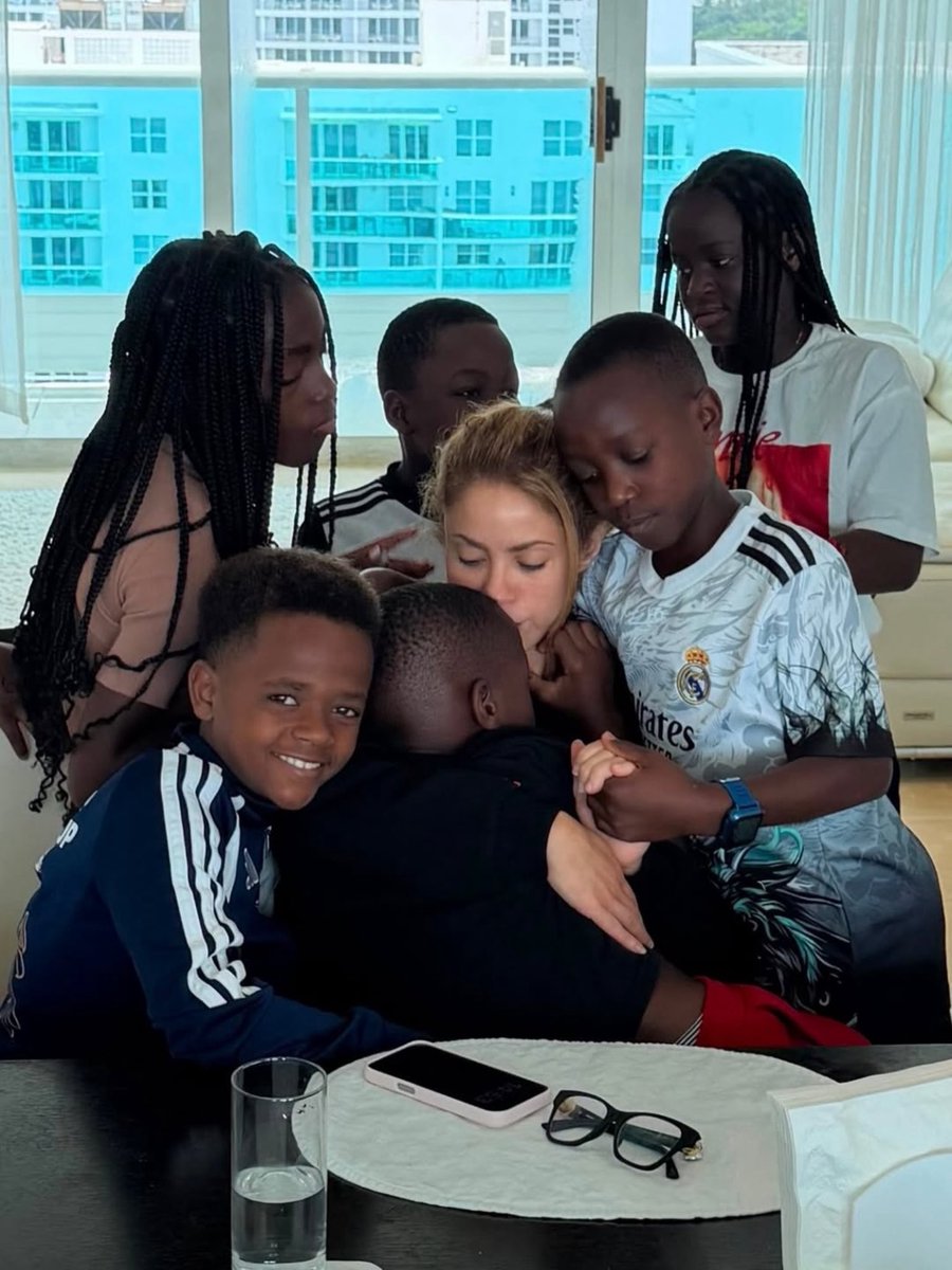 GossipRoomOff's tweet photo. 🚨 Après avoir partagé la scène avec eux lors de la cérémonie de clôture de la Coupe du monde 2026 sur son titre Dai Dai, Shakira a invité chez elle les jeunes danseurs ougandais qui l’avaient accompagnée pendant cette performance !

La chanteuse a partagé plusieurs photos de ces précieux moments passés à leurs côtés. On les découvre jouant ensemble, profitant de la plage, se promenant et partageant de nombreux instants de complicité avec ses enfants.

Dans un message publié sur Instagram, Shakira confie que cette rencontre lui a rappelé une chose essentielle : "Chaque enfant dans le monde devrait être aimé comme le nôtre." Elle ajoute également que "les enfants appartiennent à nous tous", un message fort en faveur de la solidarité et de la protection de tous les enfants.

De retour en Ouganda, les jeunes danseurs ont reçu un accueil chaleureux. Une magnifique histoire qui montre que, parfois, une simple performance peut donner naissance à des souvenirs et des liens inoubliables. 🧡