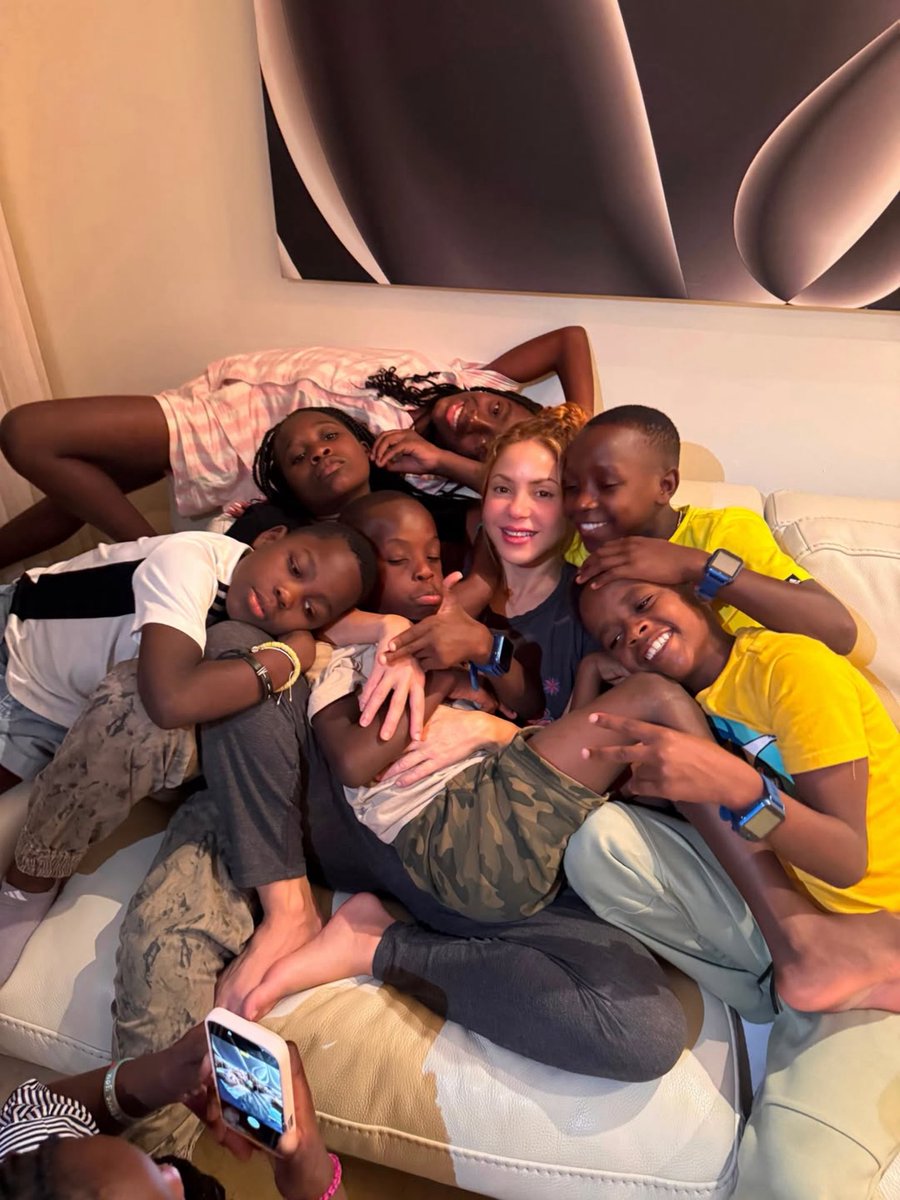 GossipRoomOff's tweet photo. 🚨 Après avoir partagé la scène avec eux lors de la cérémonie de clôture de la Coupe du monde 2026 sur son titre Dai Dai, Shakira a invité chez elle les jeunes danseurs ougandais qui l’avaient accompagnée pendant cette performance !

La chanteuse a partagé plusieurs photos de ces précieux moments passés à leurs côtés. On les découvre jouant ensemble, profitant de la plage, se promenant et partageant de nombreux instants de complicité avec ses enfants.

Dans un message publié sur Instagram, Shakira confie que cette rencontre lui a rappelé une chose essentielle : "Chaque enfant dans le monde devrait être aimé comme le nôtre." Elle ajoute également que "les enfants appartiennent à nous tous", un message fort en faveur de la solidarité et de la protection de tous les enfants.

De retour en Ouganda, les jeunes danseurs ont reçu un accueil chaleureux. Une magnifique histoire qui montre que, parfois, une simple performance peut donner naissance à des souvenirs et des liens inoubliables. 🧡