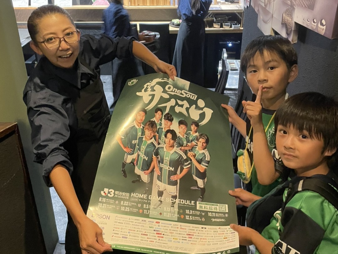 yamagafc's tweet photo. 🟢「新シーズン開幕！緑化大作戦」を実施しました🟢

総勢90名の皆さまにご参加いただき、松本駅前市街地で新シーズンのポスター掲出を呼びかけました！

ご参加・ご協力いただいた皆さま、ありがとうございました。

いよいよリーグ戦が開幕します。
悔しさもすべて糧に変え、今シーズンこそ、ともにJ2昇格をつかみ取りましょう。
新シーズンのポスターは、喫茶山雅本店・飯田店でも配布しています。
引き続き、街中の緑化にぜひご協力ください！

詳細はこちら🔽
https://t.co/qDDDHEGGJW

#yamaga
#サイコウ