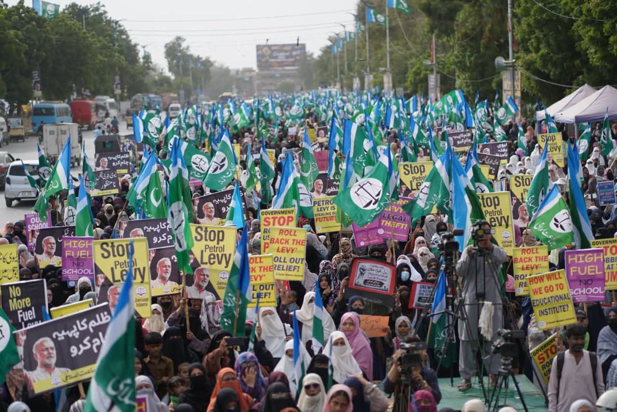 TayyabaShakir4's tweet photo. #سات_اگست_پاکستان_بند

Bhatta Levy NaManzoor
7August Road Block
نکلا ہے کراچی نکلا ہے 
حق اپنا لینے  نکلا  ہے https://t.co/moQpdEVBCU
