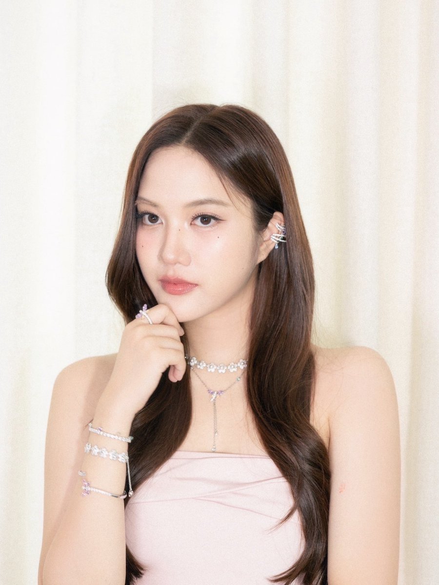 freenfanclub_'s tweet photo. 📷 𝗜𝗚: srchafreen 

“Caught in a Swarovski daydream, just in time for Mother’s Day.✨

@ swarovski #Swarovski”

#srchafreen https://t.co/0EV3Ii4QxX