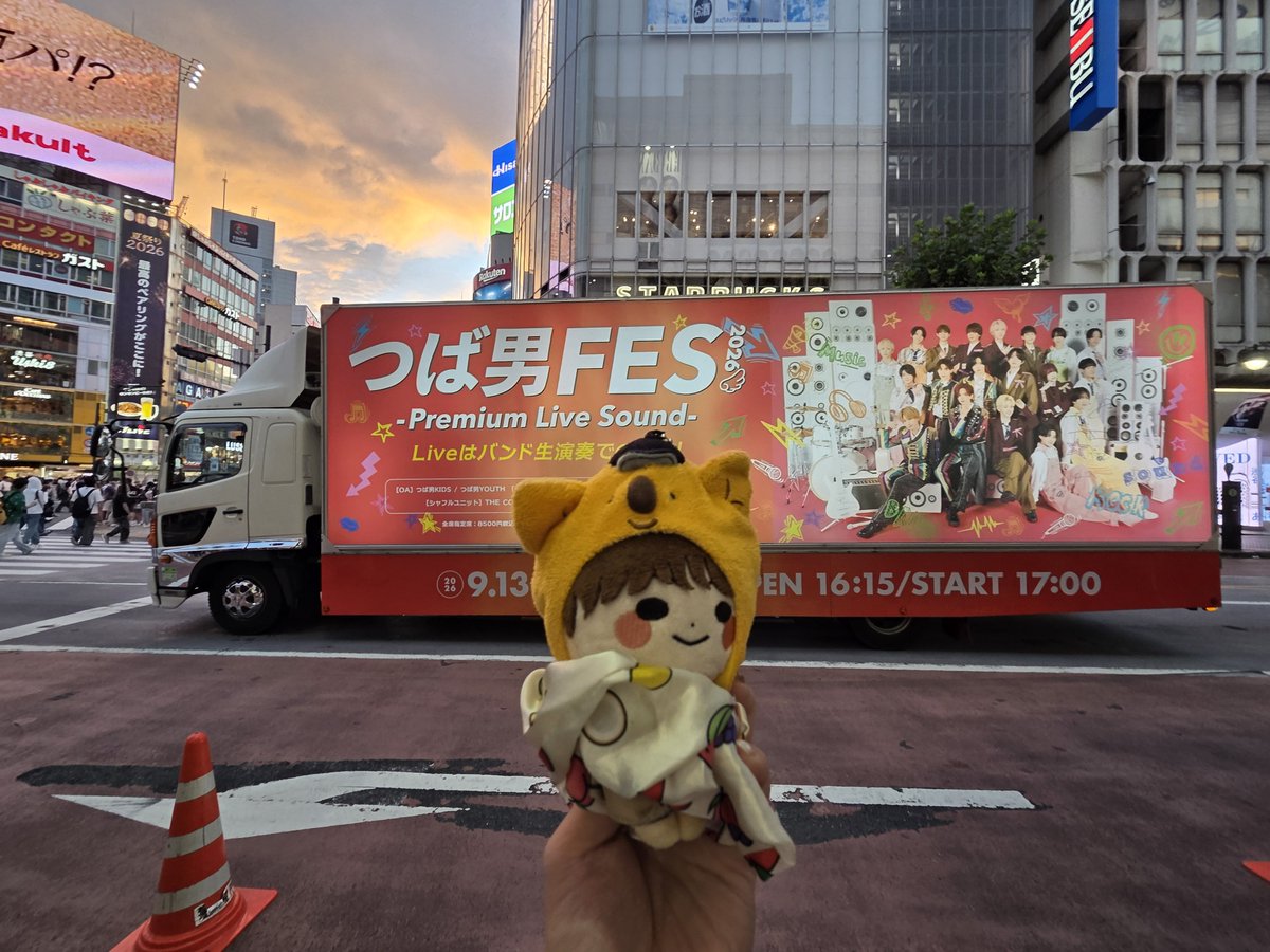 09166190k's tweet photo. 今日なら仕事終わりに行けるかも！と思い立ってめちゃくちゃ急いで渋谷来ました🏃💨🚚
急いでたので、ちび隼大の衣類乱れてます🫣

#つば男トラック渋谷でみっけ
#阿部部 https://t.co/Ww9W219M3c