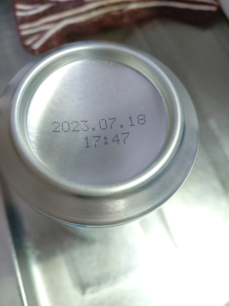 megmeg443's tweet photo. レトルト食品入れてる棚の留め具外れて食品が雪崩起こして発見。これ飲めるか？ https://t.co/uhNeWl6uhE