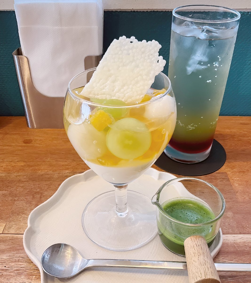 Todo_360's tweet photo. ＜西荻3時（西荻窪）＞
『ジャスミン桃の和パフェ』最終日にすべり込み。若桃の甘露煮はもちろん、ジャスミン漬け、新生姜の寒天、赤紫蘇ジュレ、お米ミルクジェラート等、西荻3時ならではの和のアプローチ。『島原の寒ざらし』は、白玉、甘酒ムース、フルーツ、梅シロップの組合せ。そのぎ抹茶が合う https://t.co/RZ07J7K4J4