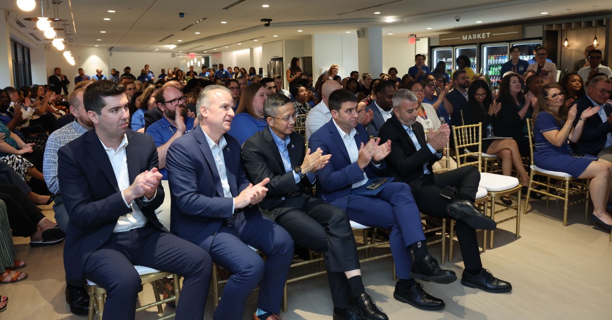 ZimShipping's tweet photo. Two cities, one #ZIMWay!
During Chen Lichtenstein's recent visits to our U.S. teams in Virginia Beach HQ and Miami, he met colleagues across different functions and saw the #ZFactor in action.
Explore the global network powered by the ZIM way >> https://t.co/X8k3IaQW0U https://t.co/3Zdw6CpZul