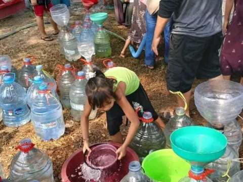 nu_online's tweet photo. Penanganan krisis air bersih di Bekasi dinilai belum sentuh akar persoalan. Penggunaan air tanah oleh kawasan industri perparah kekeringan. https://t.co/derCwPfCkE https://t.co/kBn8AbVlSV