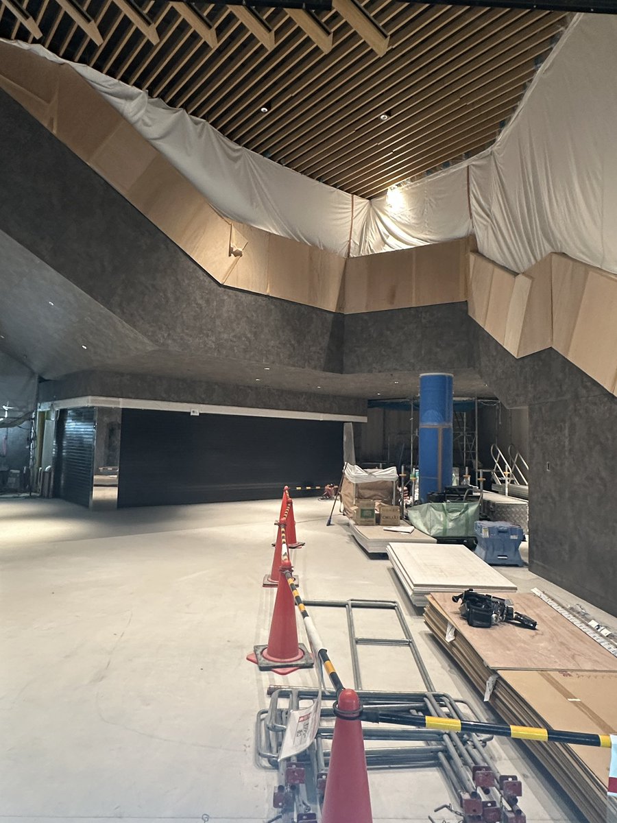 mutsu_mont's tweet photo. 福岡市役所地下通路、しばらく見ないでいたら現代風になっていました。菊竹建築でなじみ深いななめがよく分かるようになった感じがします。（市庁舎本体から離れてるので菊竹さんかどうか確信ないけれど） https://t.co/2N4yx0QOMJ