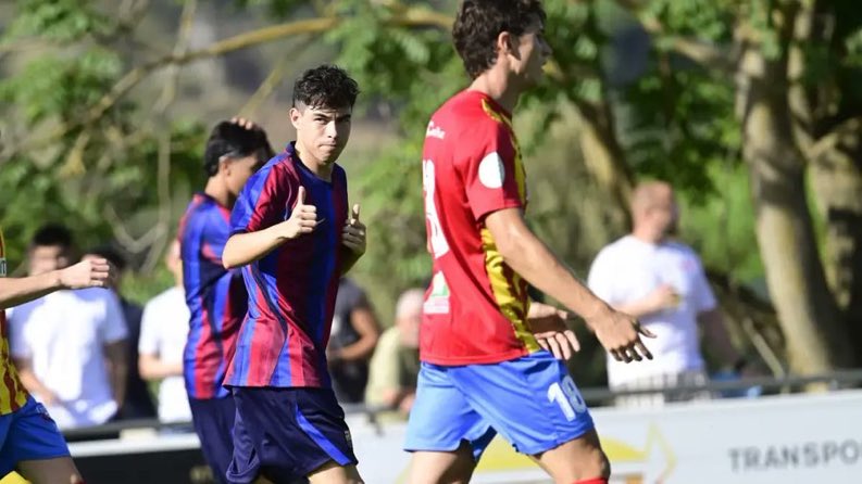 BarcaNewsFRA's tweet photo. 🚨 Le FC Barcelone a unifié les structures sportives de l'équipe première et du Barça Atlètic.

L'objectif est de suivre chaque joueur dès l'âge de 16 ans, de créer un plan de développement individuel et d'aligner les méthodes d'entraînement et les charges de travail physiques utilisées par Hansi Flick et Juliano Belletti.

Le Barça veut que l'équipe réserve devienne une véritable extension de l'équipe première, protéger ses meilleurs talents d'un départ prématuré et prioriser la promotion en Primera Federación.

(@sport)