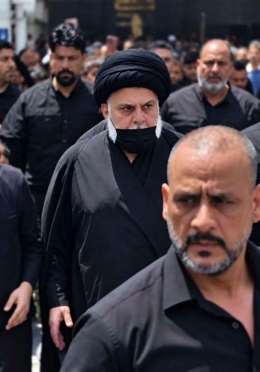 m_98_6_'s tweet photo. قبل قليل سماحة السيد القائد يتشرف بزيارة مرقد جده أمير المؤمنين(عليه السلام) https://t.co/UetDbF5bdI