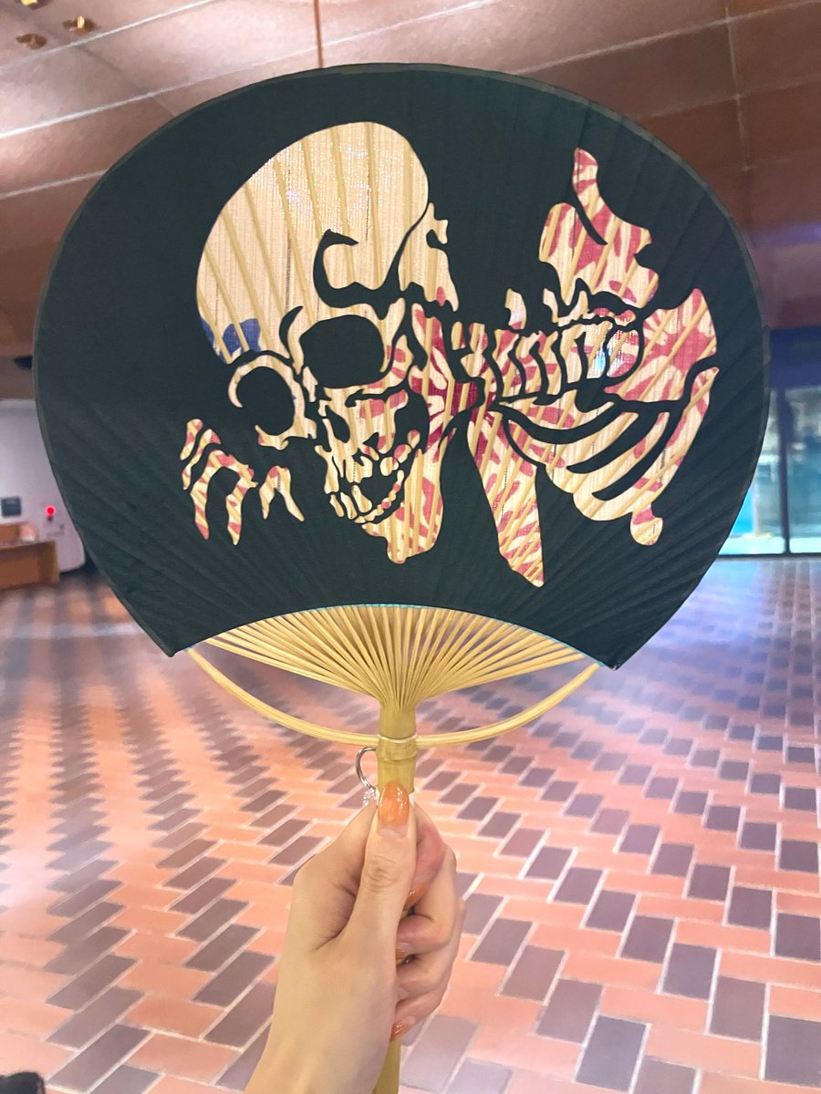 tobi_museumshop's tweet photo. 歌川国芳《相馬の古内裏》をモチーフに、「うちわの太田屋」とともに制作した当店オリジナルの房州うちわ。職人が一本一本手仕事で仕立て、浴衣生地を使用しているため柄の出方はすべて異なります。飾っても使っても楽しめる、特別な一枚です。

▶️https://t.co/VyQMZCslDD https://t.co/FtypmfdpSZ