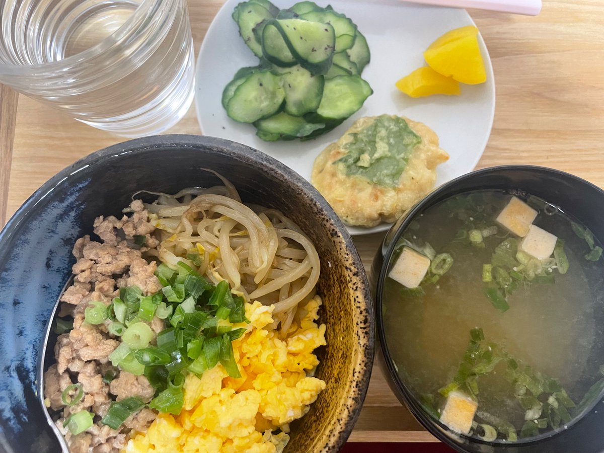 bella_sky00's tweet photo. 今日の夜ご飯
初めて丼物作った！ https://t.co/1FiOeMDc0w