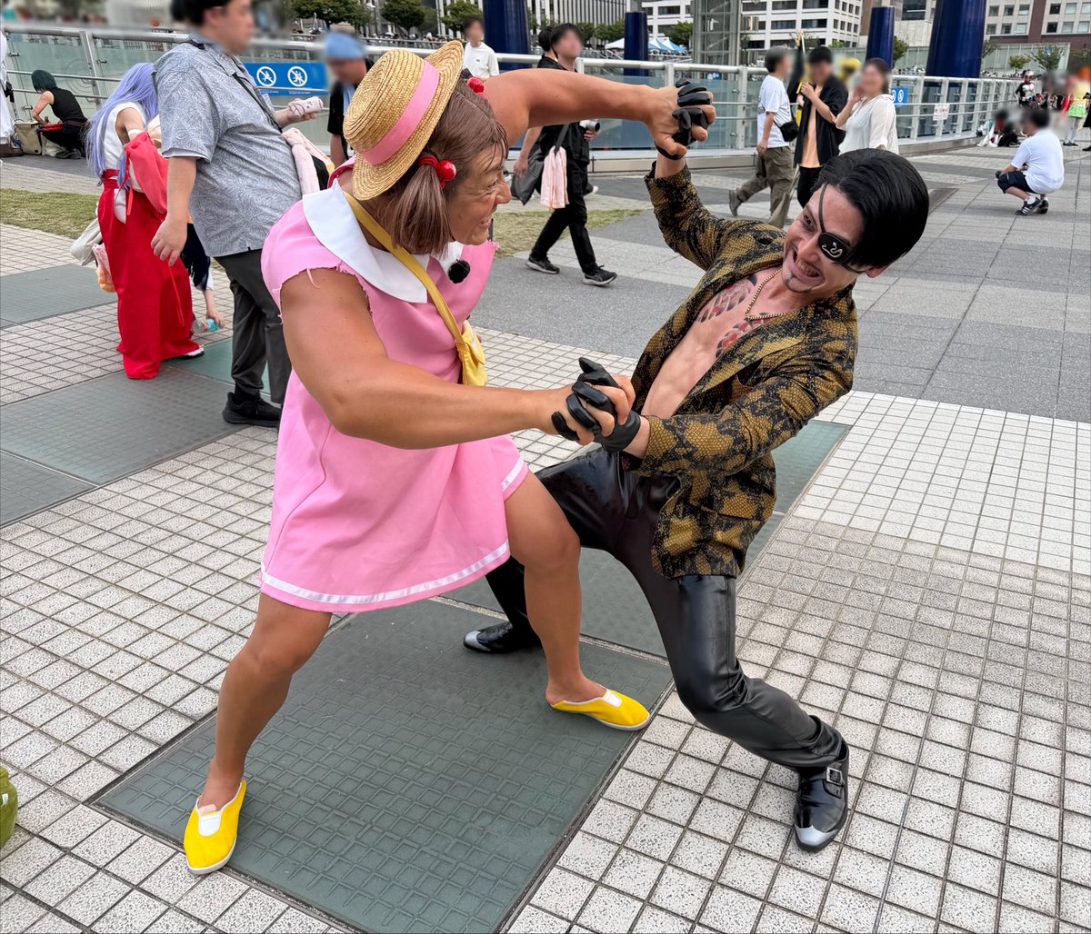 Ultra_Fujitani's tweet photo. 【コスプレ〜異次元対決❗️〜】

メイちゃん🌽vs真島吾朗🐍

🐍「グッ…！こ、これが幼女やと…⁉️
      一体なんちゅうパワーや❗️」

メイちゃん:サップ石島さん@Shinya1499 
龍が如く/真島吾朗:自分
#コスサミ2026 https://t.co/3tPpQWLoV1